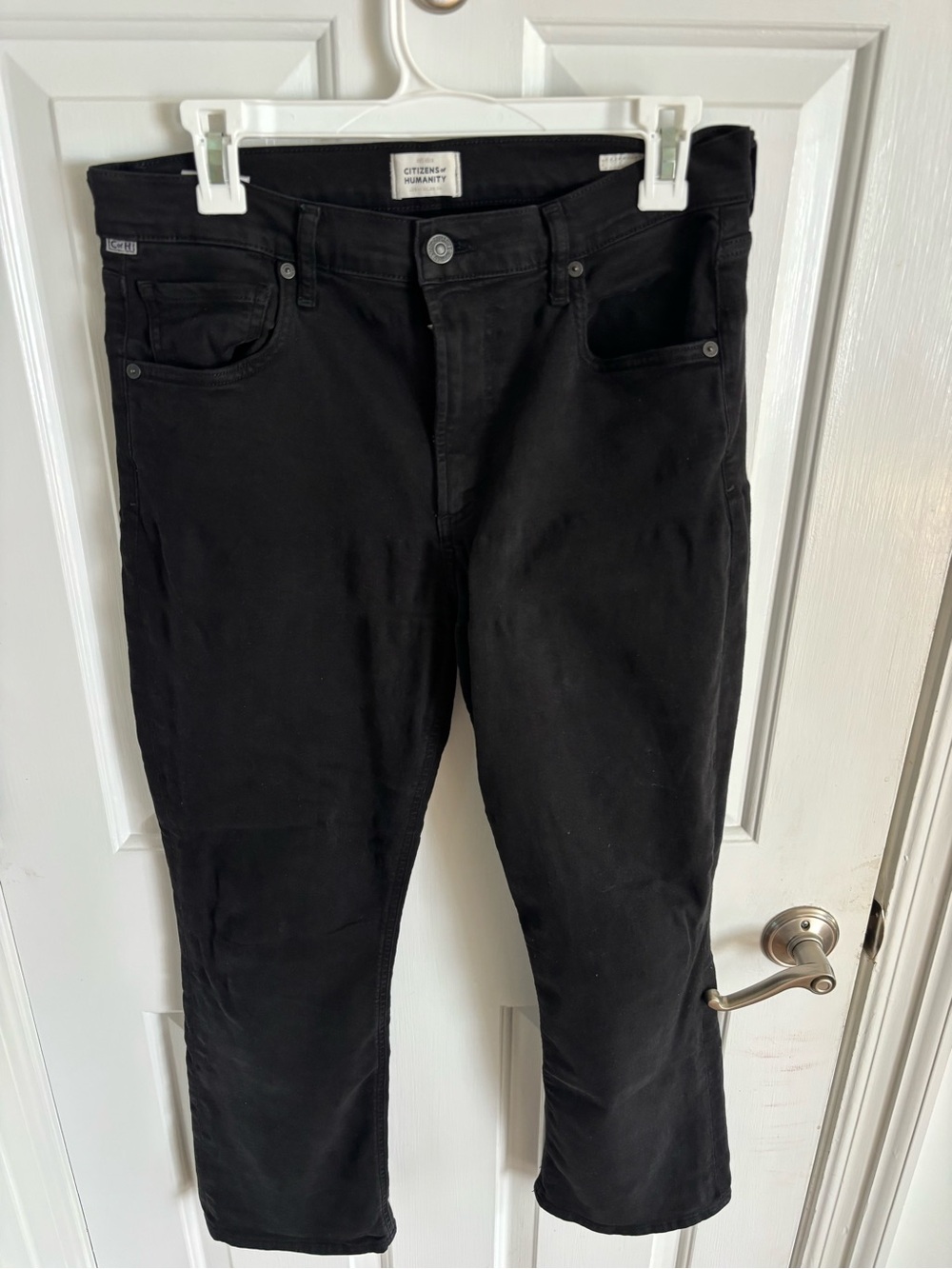CITIZENS OF HUMANITY Isola cropped boot in black button fly. Size 29.